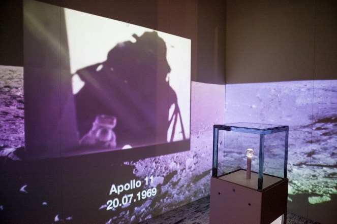 20.Frammento di Luna_Area Spazio∏ArchivioMuseoNazionaleScienzaTecnologia_PaoloSoave.jpg